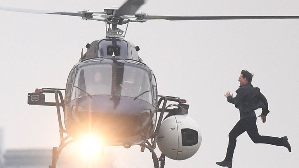  Er ist mittlerweile 55 Jahre alt, doch bei Stunt-Szenen zeigt sich der Actionfilmstar Tom Cruise waghalsig wie eh und je. Das belegt eindrucksvoll der Trailer für die nächste „Mission: Impossible“-Folge, die im Sommer in die deutschen Kinos kommt. 