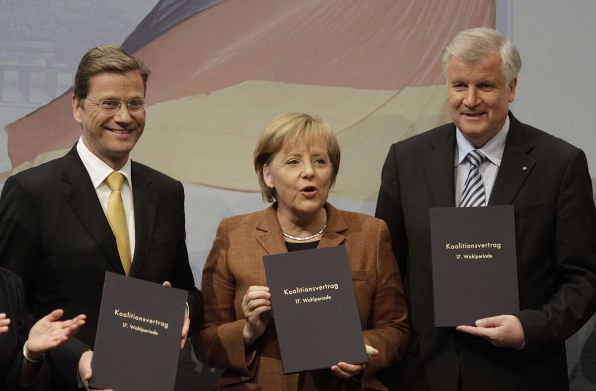 Oktober 2009: Angela Merkel ist als Bundeskanzlerin wiedergewählt, Bundestagspräsident Norbert Lammert nimmt ihr erneut den Amtseid ab. Für die kommenden vier Jahre führt Merkel dieses Mal eine schwarz-gelbe Bundesregierung an. Am 26. Oktober 2009 präsentieren Merkel, der damalige FDP-Chef Guido Westerwelle und CSU-Chef Horst Seehofer den Koalitionsvertrag.