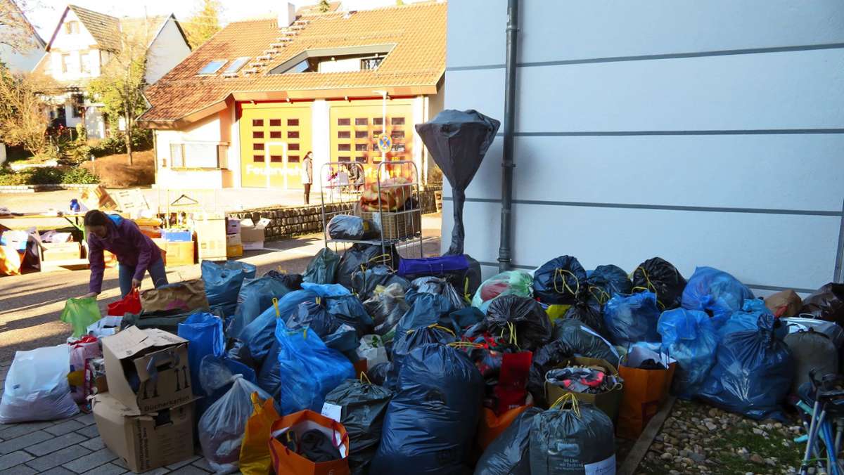 Sammelaktion in Leonberg: Säckeweise Spenden für die Ukraine