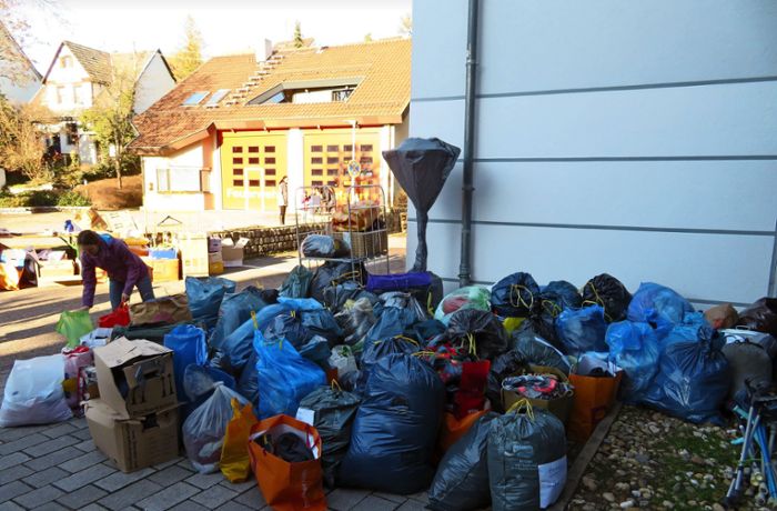 Sammelaktion in Leonberg: Säckeweise Spenden für die Ukraine