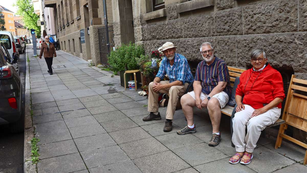 Bänkle im Stuttgarter Westen muss weg: Stadt zieht Hausbewohnern  Sitzbank unterm Hintern weg