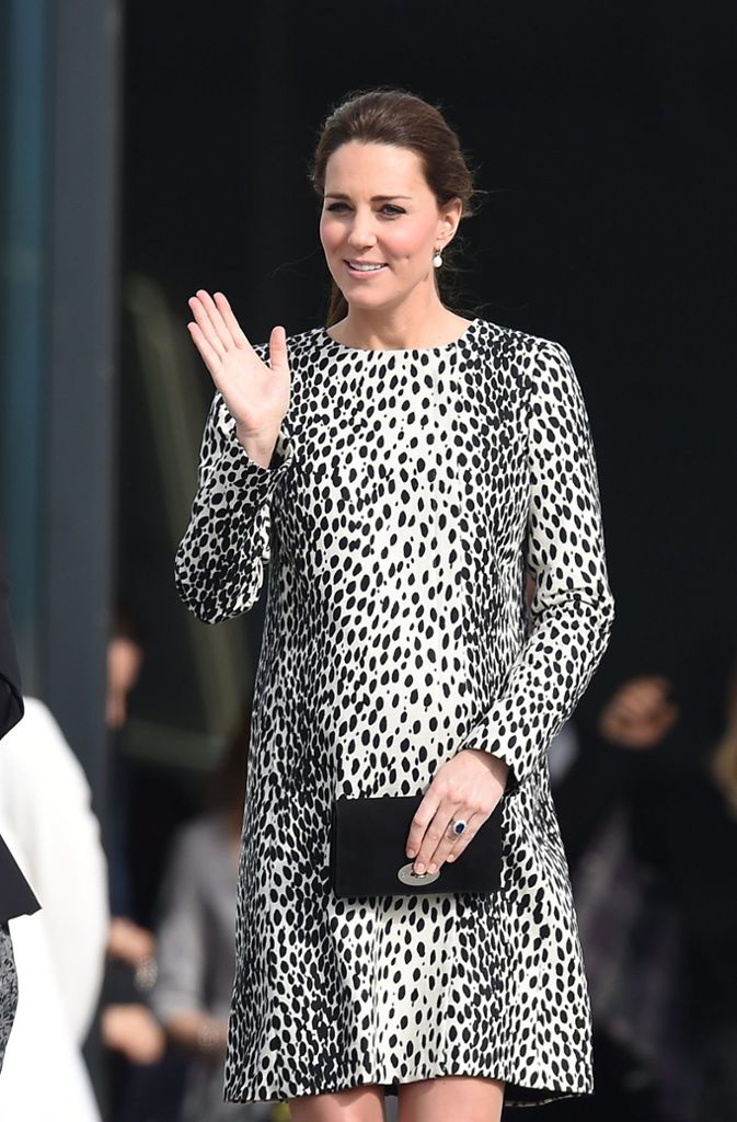 Herzogin Catherine trägt zwar klassische Looks (sehr gerne Gehröcke und kurze Kleider), hat den Dresscode im britischen Hochadel aber modernisiert.