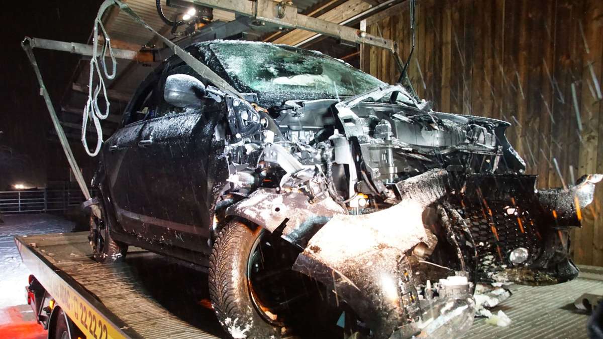 Unfall in Denkendorf: Auto durchbricht Tor und kracht in Reiterhof - Fahrerin verletzt