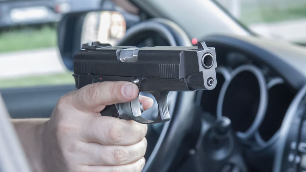 Vorfall in Zuffenhausen: Mann zielt aus Auto heraus mit Luftpistole auf Gruppe