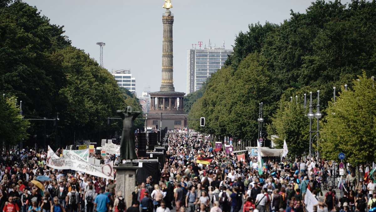 Protest in Berlin: Polizei löst Demo gegen Corona-Politik auf