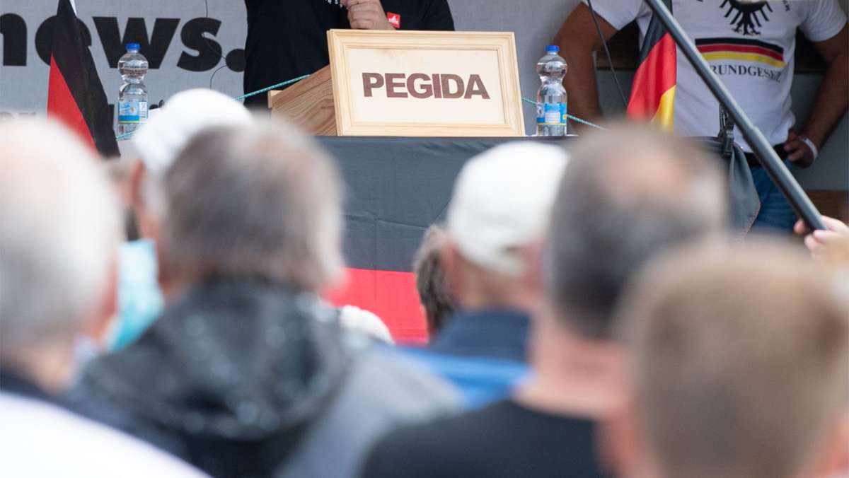 Pegida-Demonstration in Dresden: Zwei Männer zeigen  den Hitlergruß