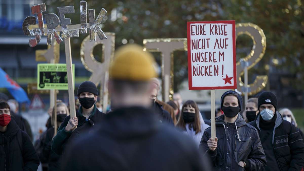 Demo am Rotebühlplatz in Stuttgart: Wahlbüro von Frank Nopper mit gefälschten Plakaten beklebt