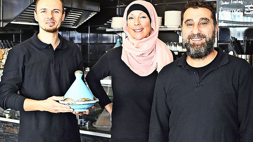  Im Ortszentrum von Stuttgart-Vaihingen gibt es ein neues Café, dort werden süße und deftige Speisen aus Syrien und Marokko serviert. Der Inhaber ist jedoch ein Deutscher. Wie kommt das? 