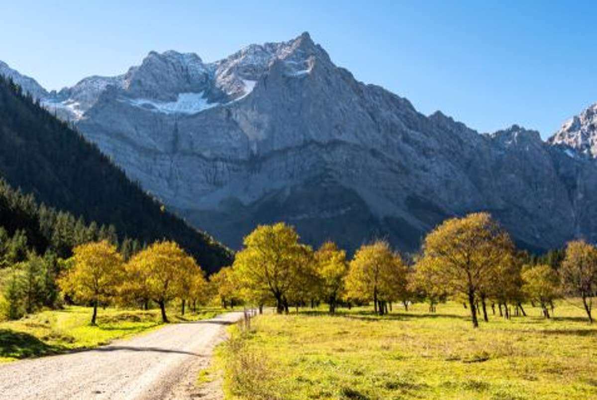 Unter der Woche hat man Ahornboden im Karwendel im Herbst fast für sich allein. Die namensgebenden Bäume verzaubern den Flecken in Tirol zu dieser Jahreszeit mit ihrer Farbenpracht. Foto: Shutterstock/Greens and Blues