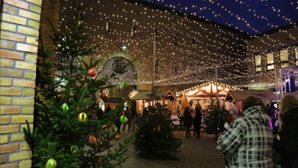 Weihnachtsmarkt rund um das Fellbacher Rathaus: Budenzauber mit Lichterhimmel