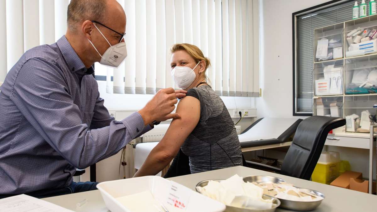 Betriebe und Impfung: Dürfen deutsche Firmen Mitarbeiter zum Impfen verpflichten?