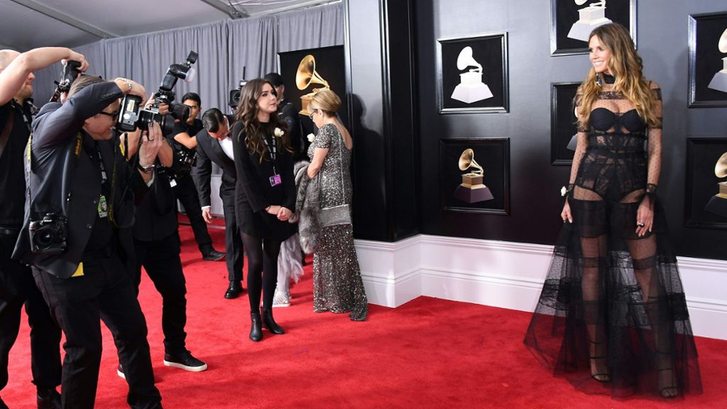 Die Outfits bei der Grammy-Verleihung: Weiße Protest-Rosen am Revers