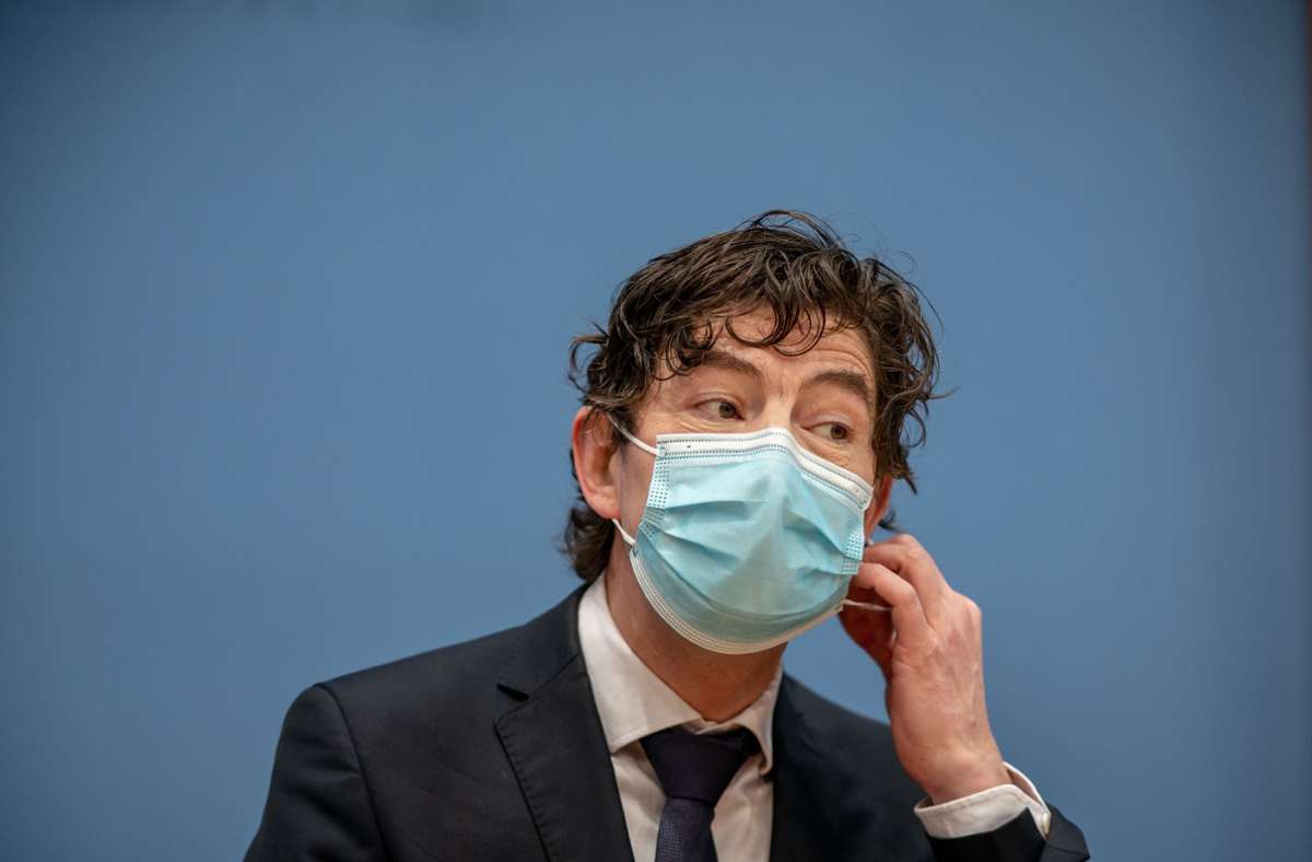 Christian Drosten hält  bei einer Coronainfektion mit der Omikron-Variante mildere Krankheitsverläufe für „sehr wahrscheinlich. (Archivbild) Foto: dpa/Michael Kappeler