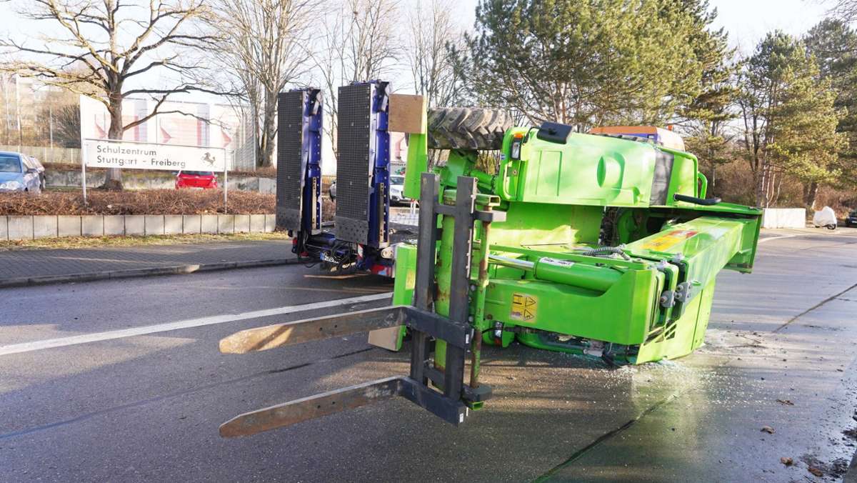 Stuttgart-Mühlhausen: Umgekipptes Baufahrzeug sorgt für Verkehrschaos