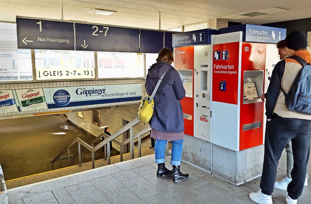 Man sieht es den Automaten am Göppinger Bahnhof nicht an, aber schon heute kann man dort Fahrkarten für den VVS lösen – allerdings nur für die Schiene. Ein Beitritt des Kreises zum VVS würde den Kunden Zugang zu wesentlich mehr ermöglichen. Foto: Schnebeck
