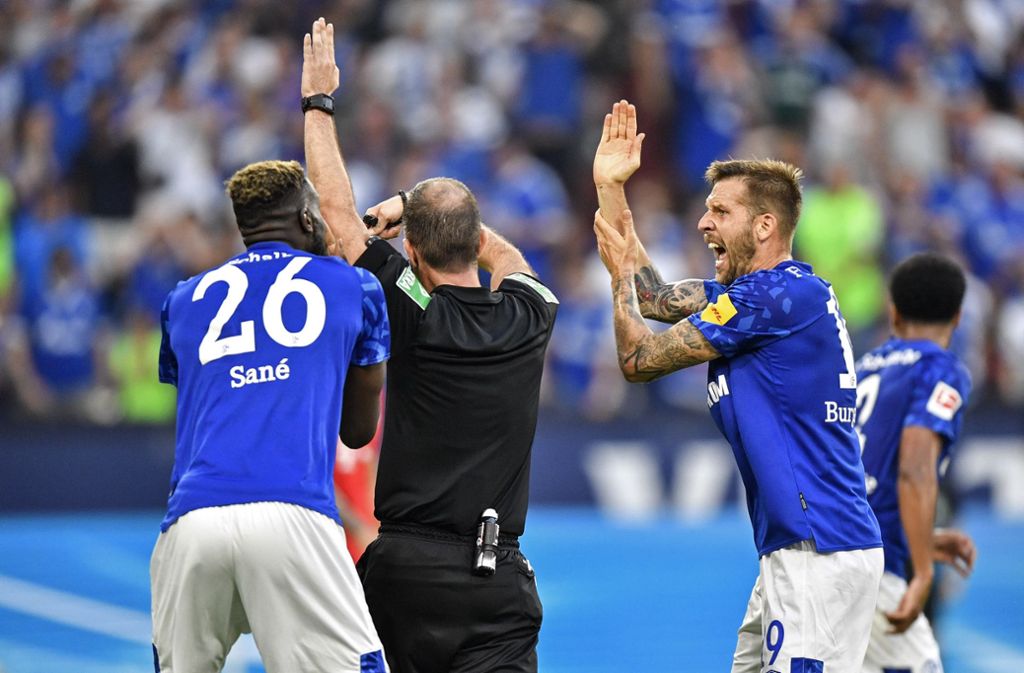 Hand!, rufen die Schalker Spieler Schiedsrichter Marco Fritz zu. Doch der Unparteiische sieht es anders. Hinterher räumt er ein, falsch entschieden zu haben. Foto: AP