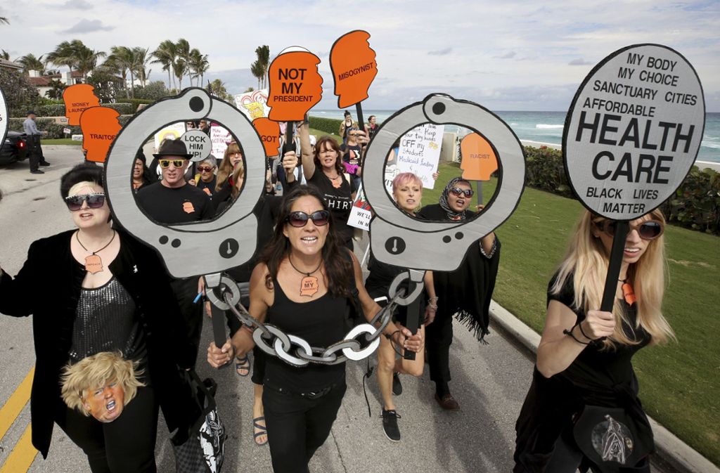 In Palm Beach in Florida versammelten sich mehrere hundert Demonstranten nahe Trumps Anwesen Mar-a-Lago.
