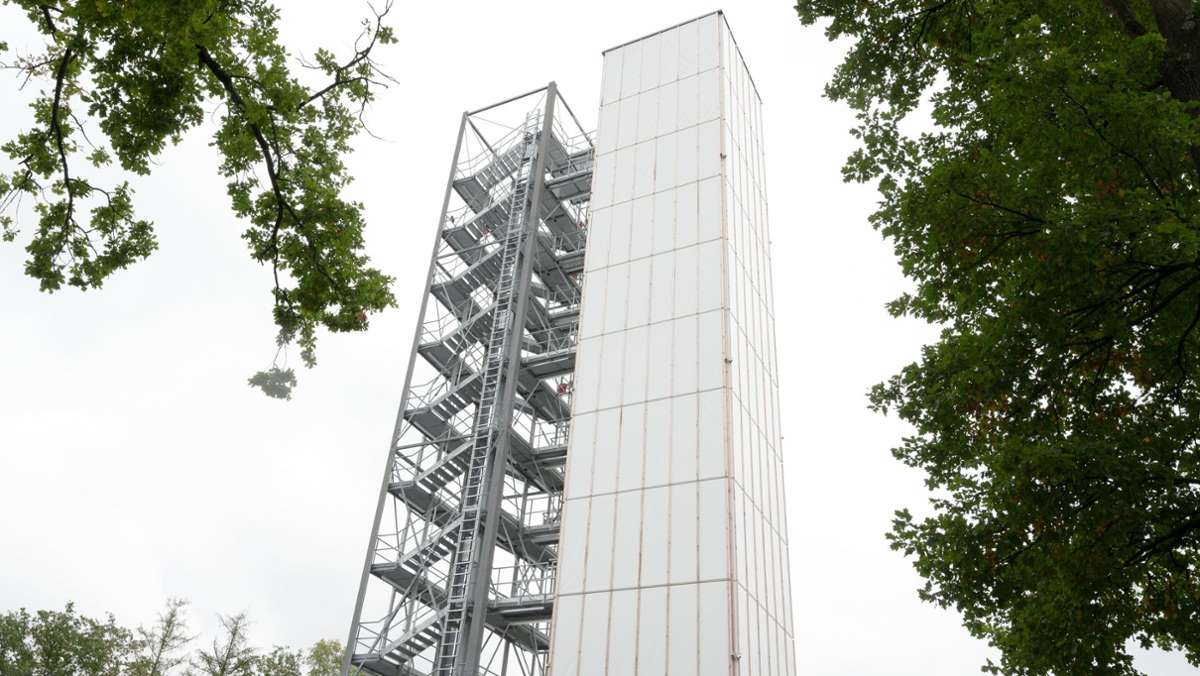  Es ist 37 Meter hoch, hat zwölf Stockwerke und eine Menge eingebauter Technik: Das adaptive Demonstrator-Hochhaus der Universität dient der Erforschung zukunftsfähiger Bauweisen. 