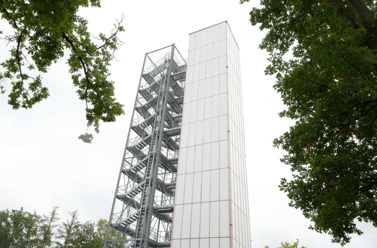 Ein zwölfgeschossiges und rund 37 Meter hohes adaptives Demonstrator-Hochhaus an der Universität Stuttgart kann sich an wechselnde Umwelteinflüsse anpassen. Foto: dpa/Bernd Weißbrod