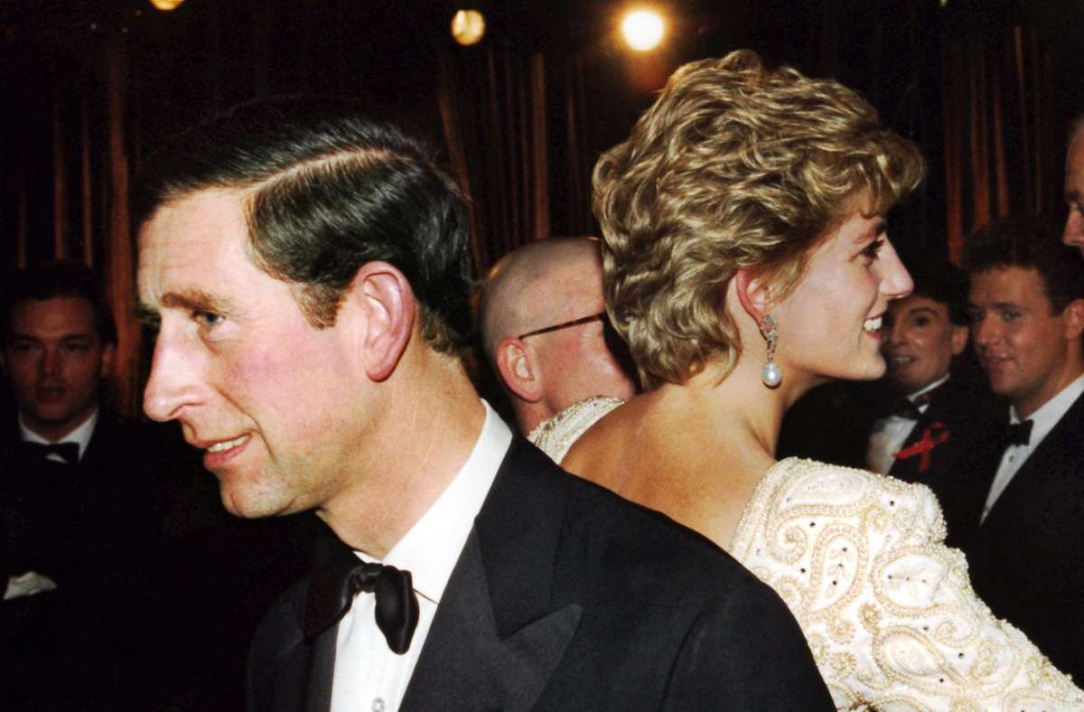 Erst 1992 ziehen Diana und Charles einen Schlussstrich: Premierminister John Major gibt im Unterhaus bekannt, dass das Kronprinzenpaar sich getrennt hat.