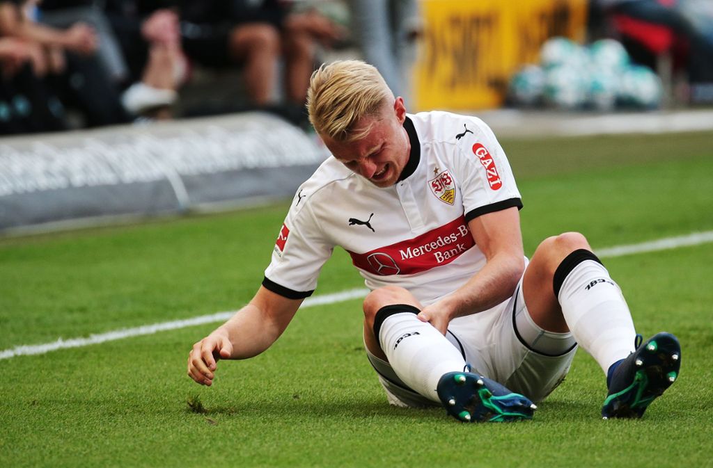Das rechte Knie schmerzt: Andreas Beck wird dem VfB Stuttgart womöglich erst einmal fehlen.