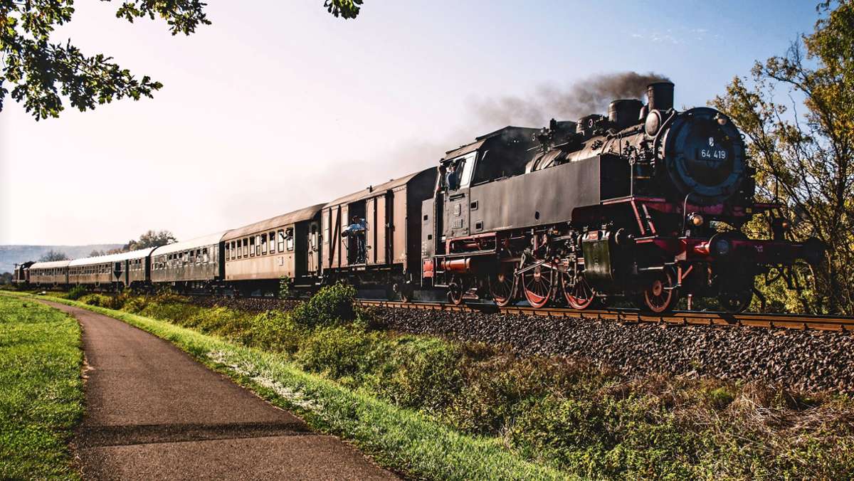  Die Schwäbische Waldbahn startet am 12. Juni in die Saison. Die Passagiere im Dampfzug müssen einige Regeln einhalten. Geplant sind Sonderfahrten, etwa ein Whiskeytasting an Bord oder eine Wanderkombi. 