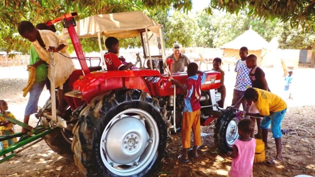 Entwicklungshilfe: Traktor sorgt für große Freude im Dorf