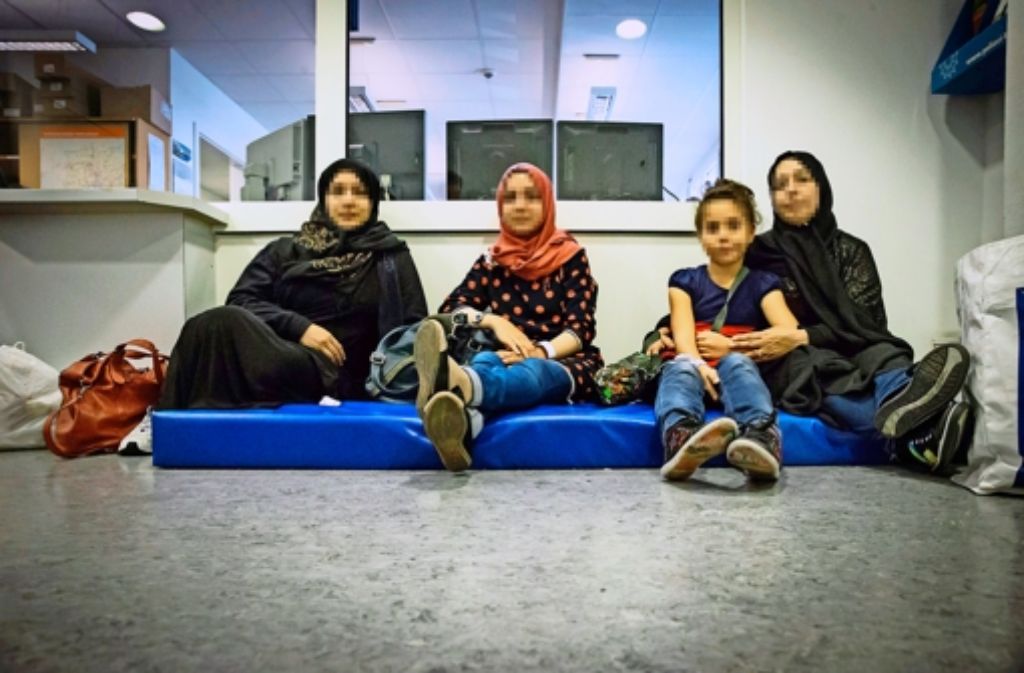Erschöpft, aber gerettet: Flüchtlinge in Stuttgart Foto: Achim Zweygarth