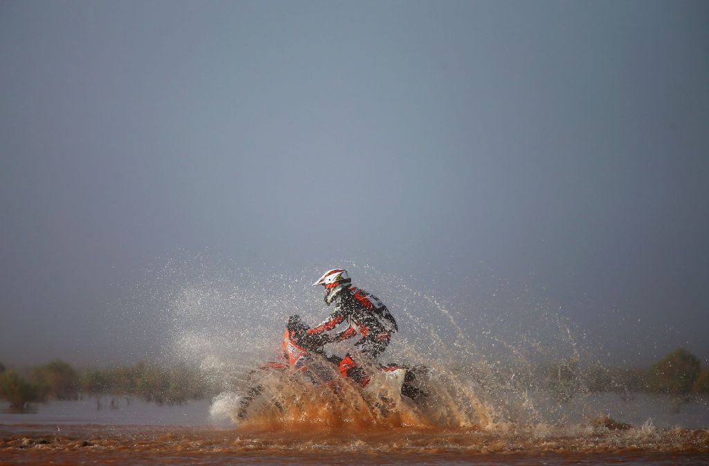 John Comoglio aus Frankreich fährt mit seinem Motorrad 450 EXC-F KTM durch knietiefes Wasser.
