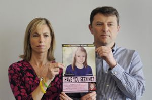 Vor zwölf Jahren verschwand die vierjährige Madeleine McCann aus einer Ferienanlage in Portugal. Auf dem Foto sieht man die Eltern Kate und Gerry McCann mit einem Fahndungsfoto, auf dem das Mädchen älter gemacht wurde und sie im Alter von neun Jahren zeigt. Foto: dpa