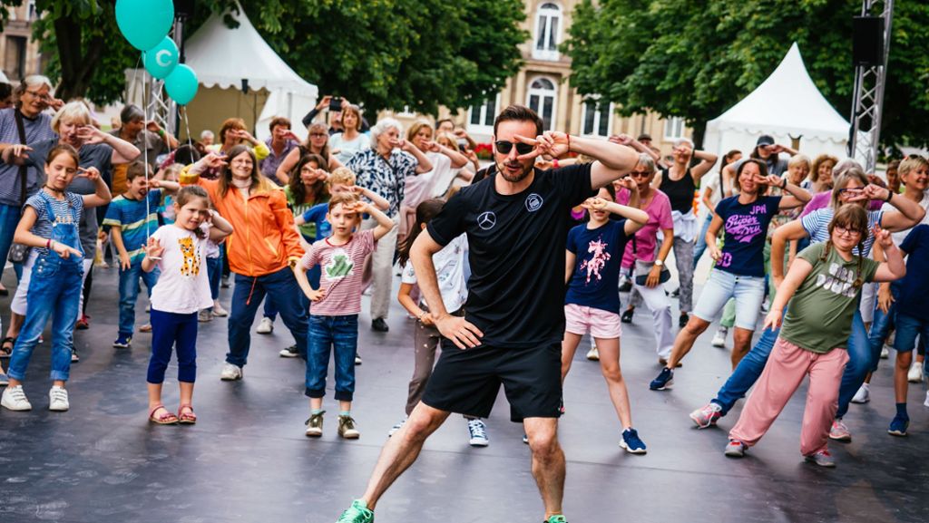 Direktoren, Passanten, Publikum  –  Colours mobilisiert: Tanz-Festival startet mit modernen Klassikern