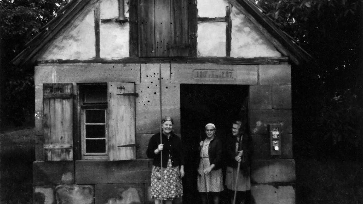 Freilichtmuseum Beuren: Im Backhaus aus Sulzgries wird der Ofen angefeuert