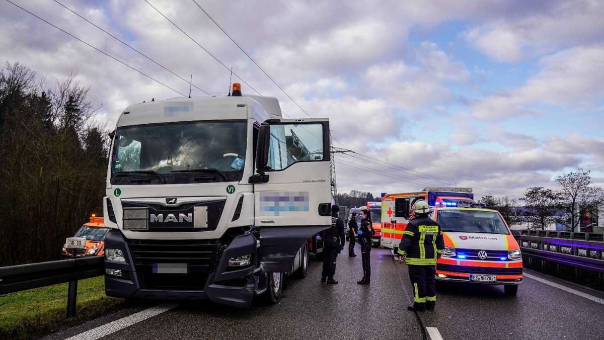 Bewusstloser Fahrer auf B10 bei  Plochingen: Lkw prallt   gegen Leitplanke