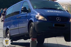 Poller bockt Polizeiauto an der Königstraße auf