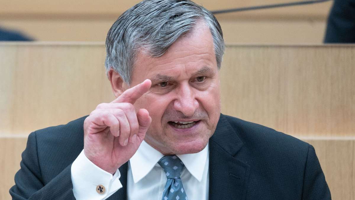  Der FDP-Fraktionschef Hans-Ulrich Rülke kritisiert das Vorgehen der Landesregierung hinsichtlich der neuen Corona-Regeln und bezeichnet Sozialminister Manfred Lucha als „Dilettanten“. 