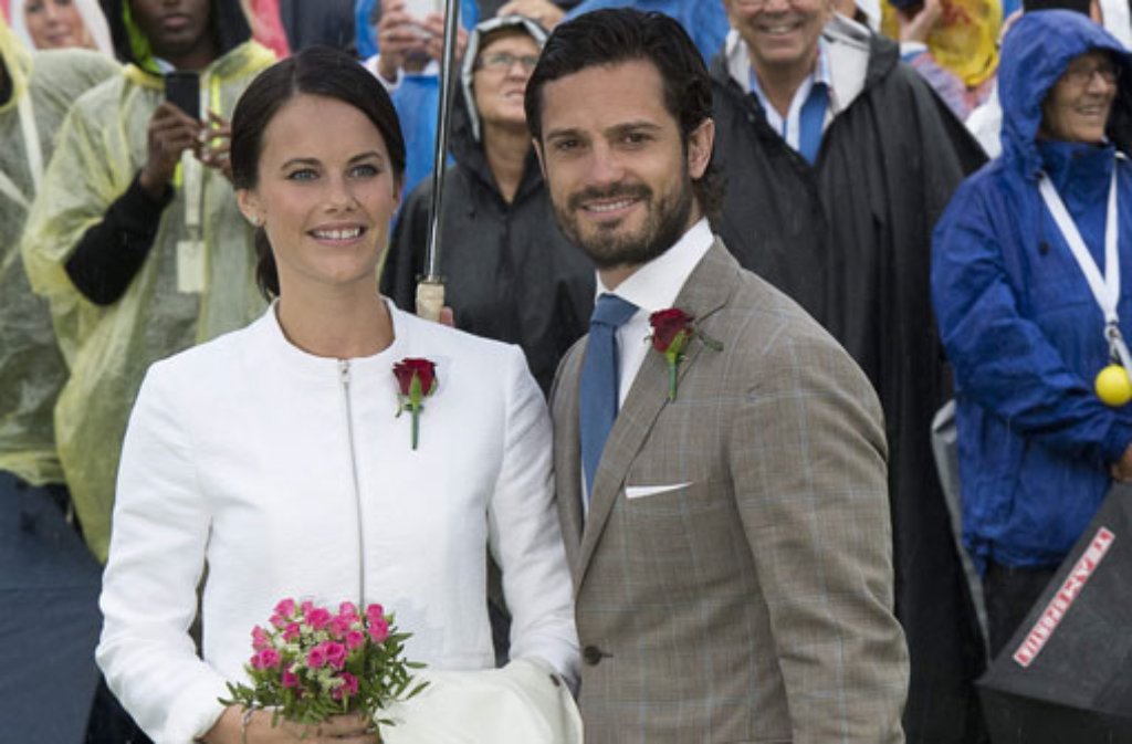 Verliebt, verlobt und bald verheiratet: Prinz Carl Philip von Schweden und seine Verlobte Sofia Hellqvist geben sich am 13. Juni 2015, ein Jahr nach Bekanntgabe ihrer Verlobung, das Jawort. Das hat der schwedische Hof am Donnerstag mittgeteilt. Foto: dpa