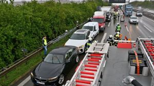 Schwerer Unfall auf der A81 bei Ludwigsburg: Kleinlaster-Fahrer übersieht Stauende