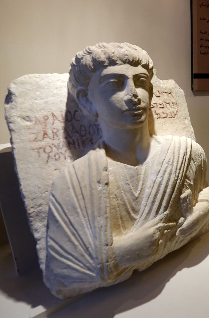 Eine beschädigte Skulptur aus Palmyra, die in Italien restauriert und zurück nach Syrien gebracht wurde.