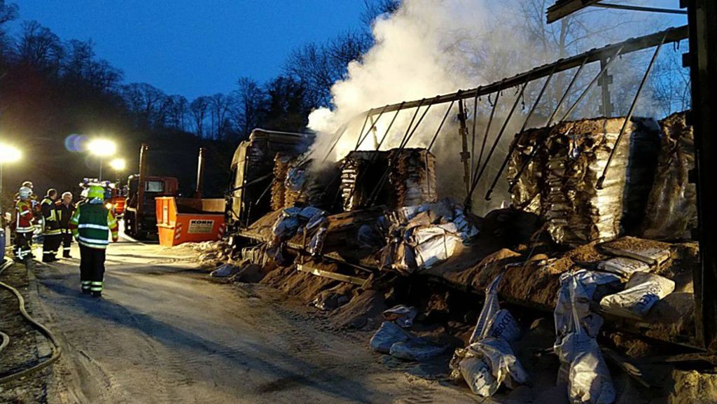 Lichtenstein bei Reutlingen: Lkw brennt auf Honauer Steige aus