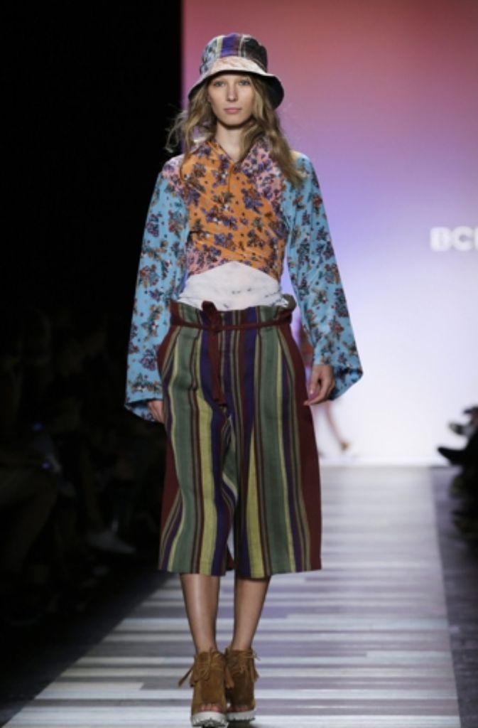 Auch der Ethno-Look scheint im nächsten Frühjahr und Sommer wieder angesagt. Das Bild zeigt ein Outfit aus der neuen Kollektion von BCBG Max Azria.