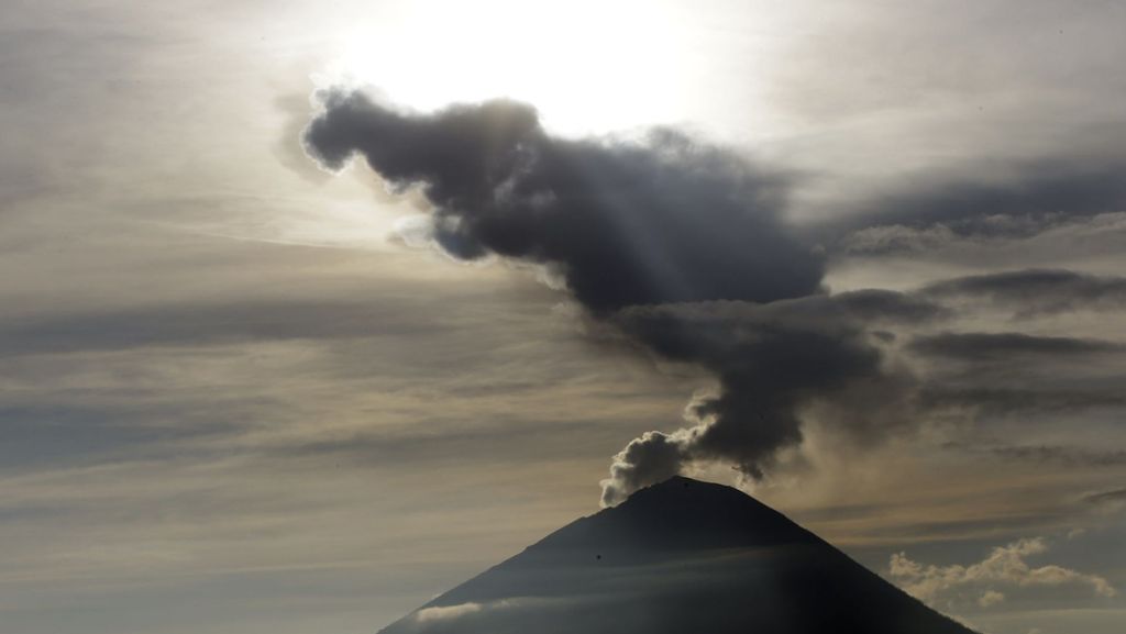  Ein faszinierendes Naturschauspiel hat sich in der vergangenen Woche auf Bali abgespielt. Rund um den Vulkan Agung hat sich eine seltsame Wolkenformation gebildet. 