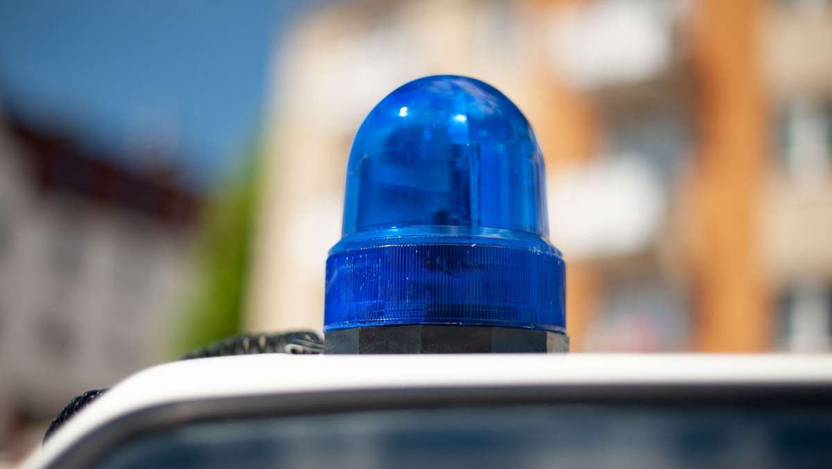  Am Samstagabend hat ein unbekannter Autofahrer in Esslingen-Mettingen einen Unfall verursacht. Im Anschluss rannte er davon – die Polizei sucht Zeugen. 