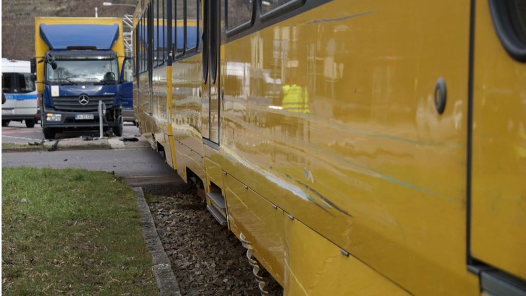 Unfall mit Stadtbahn in Stuttgart: Lastwagen prallt mit U14 zusammen