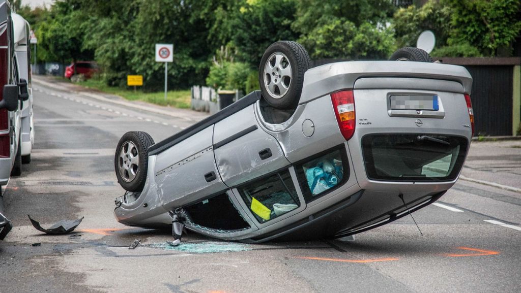 Spektakulärer Unfall in Esslingen: Auto landet auf dem Dach
