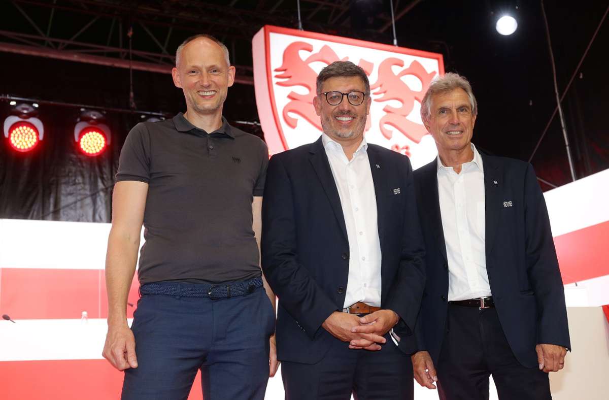 Das Präsidium des VfB Stuttgart (Riethmüller, Vogt, Adrion v.l.n.r. hat für sich Zuständigkeiten vergeben) Foto: Pressefoto Baumann/Hansjürgen Britsch