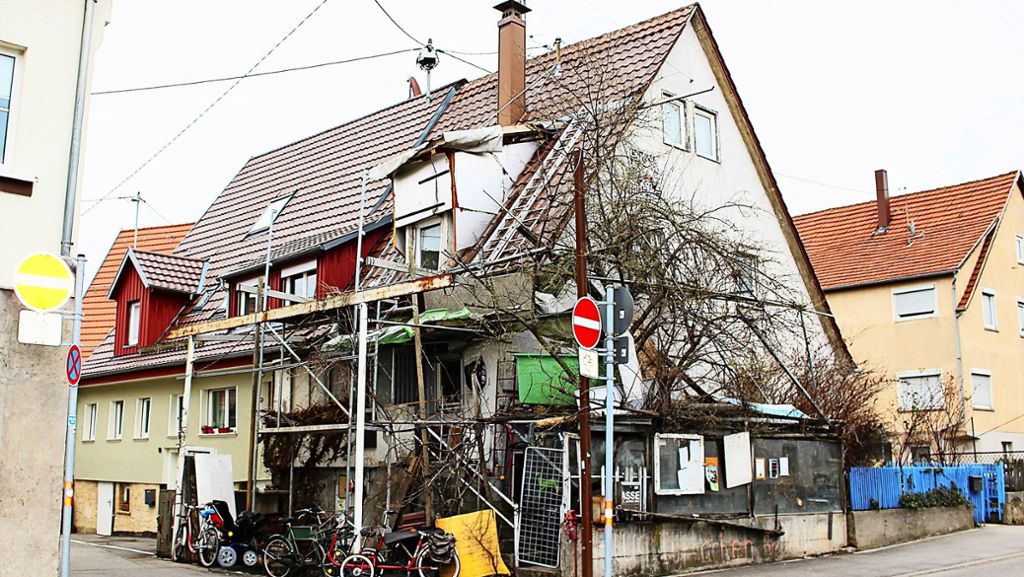  Ein Haus im Ortskern von Stuttgart-Plieningen, das recht wild ausschaut, bietet seit Jahren Gesprächsstoff. Immer wieder gehen bei der Stadt Klagen ein. Die Verwaltung greift aber nur dann ein, wenn sie die Sicherheit von Passanten in Gefahr sieht. 