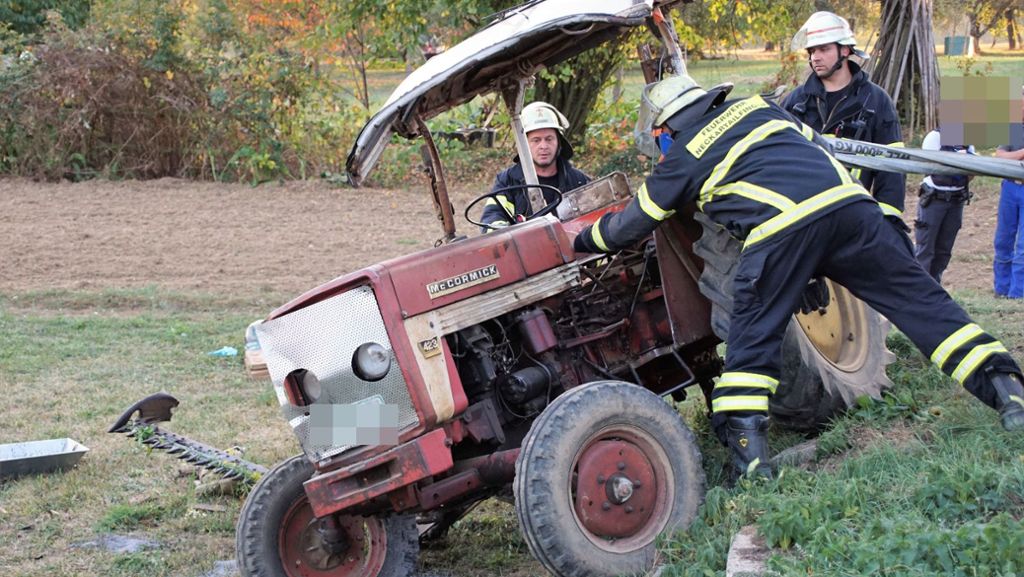 Schlaitdorf im Kreis Esslingen: Senior stürzt mit Traktor um