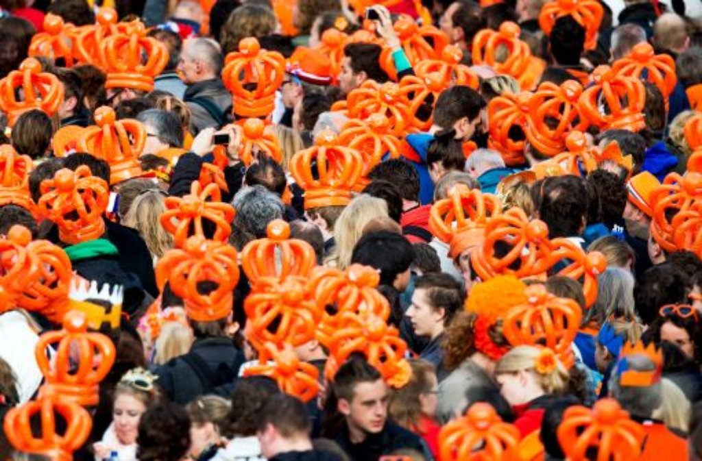 Amsterdam in einem Meer aus Oranje: Vor dem Stadtpalast haben sich Tausende versammelt, um ihrem neuen König Willem-Alexander zuzujubeln.