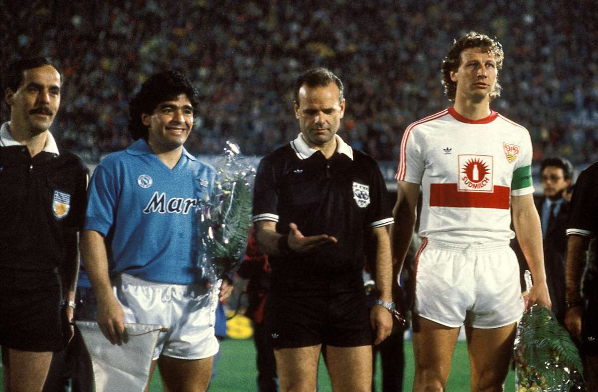 Drei Jahre später, 1989, gelingt dem VfB Stuttgart der größte internationale Erfolg der Vereinsgeschichte. Im UEFA Pokal-Finale spielen die Schwaben gegen Diego Maradonas SSC Neapel. Diese gewinnen das Hinspiel, auch dank eines sehr strittigen Handelfmeters, mit 2:1.