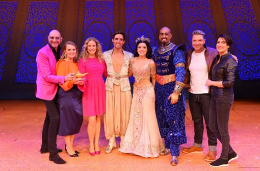 Die Hauptdarsteller von Disneys Musical „Aladdin“ nach dem Schlussapplaus backstage mit prominenten Gästen. Foto: Stage Entertainment / Ben Pakalski